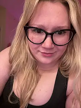 Snapshot of PiggyRose chatting on 03/23/25, 05:00 PiggyRose online show from 03/23/25, 05:00