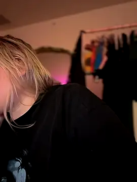 Snapshot of PiggyRose chatting on 10/01/25, 12:27 PiggyRose online show from 10/01/25, 12:27