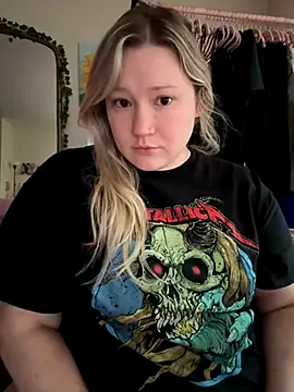 Snapshot of PiggyRose chatting on 10/06/25, 10:29 PiggyRose online show from 10/06/25, 10:29