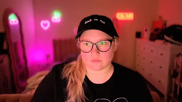 Snapshot of PiggyRose chatting on 10/18/25, 12:02 PiggyRose online show from 10/18/25, 12:02