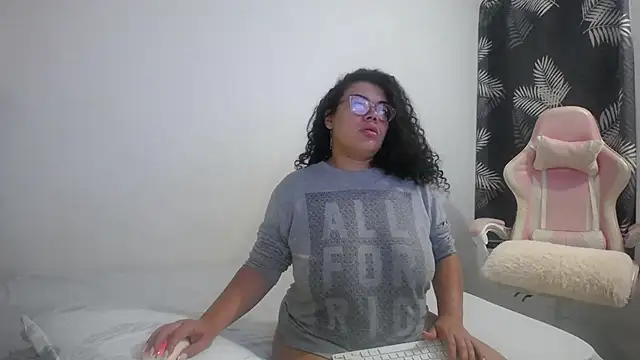 mabigomez00 online show from 12/16/25, 09:36