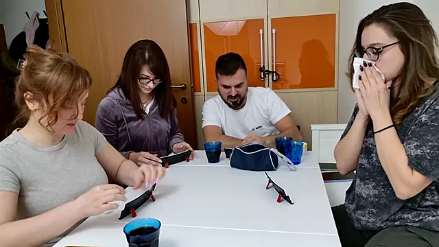 Snapshot of Tinas5 chatting on 11/28/25, 08:44 Tinas5 online show from 11/28/25, 08:44