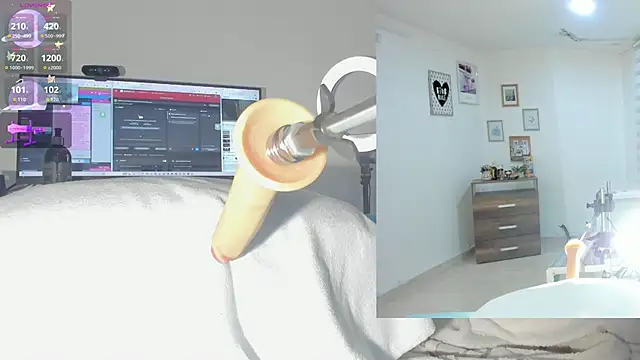 Snapshot of sofi_velez chatting on 10/14/25, 05:25 sofi velez online show from 10/14/25, 05:25