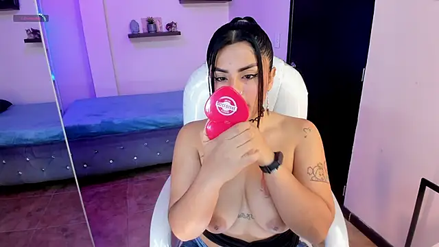 Snapshot of Catalinaa_martinez chatting on 12/04/24, 11:13 Catalinaa martinez online show from 12/04/24, 11:13