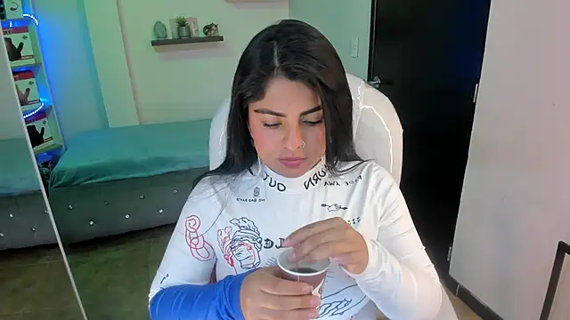 Snapshot of Catalinaa_martinez chatting on 12/05/24, 10:34 Catalinaa martinez online show from 12/05/24, 10:34