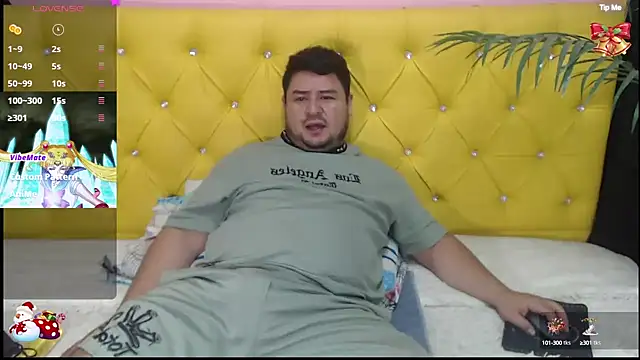 Snapshot of oso_dirty_ chatting on 12/13/24, 05:32 oso dirty  online show from 12/13/24, 05:32