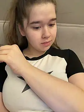Snapshot of HornyGirlH chatting on 04/18/26, 04:27 HornyGirlH online show from 04/18/26, 04:27