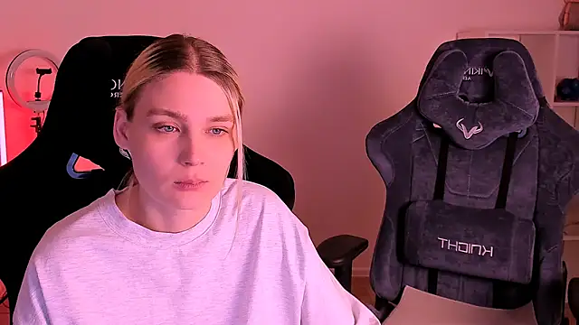 Snapshot of hotblonds chatting on 12/13/24, 04:22 hotblonds online show from 12/13/24, 04:22