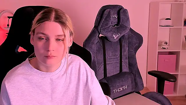 Snapshot of hotblonds chatting on 12/19/24, 06:34 hotblonds online show from 12/19/24, 06:34