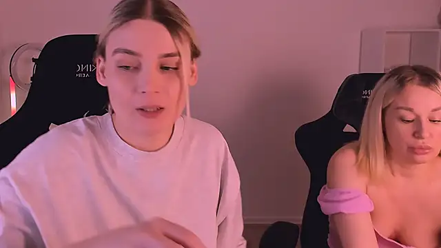 Snapshot of hotblonds chatting on 12/31/24, 05:40 hotblonds online show from 12/31/24, 05:40