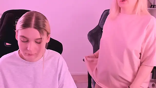 Snapshot of hotblonds chatting on 01/04/25, 12:38 hotblonds online show from 01/04/25, 12:38