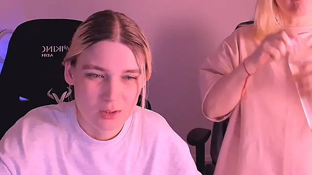 Snapshot of hotblonds chatting on 01/05/25, 06:35 hotblonds online show from 01/05/25, 06:35