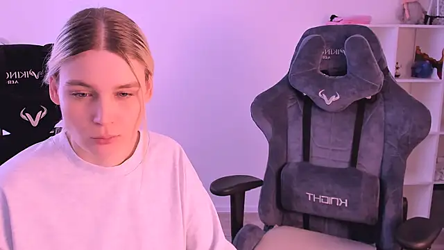 Snapshot of hotblonds chatting on 01/11/25, 11:34 hotblonds online show from 01/11/25, 11:34