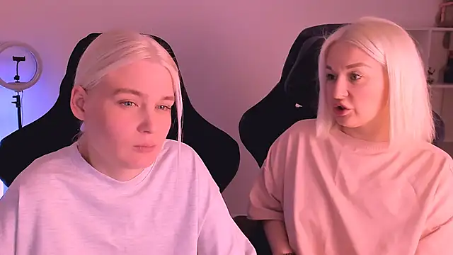 Snapshot of hotblonds chatting on 01/20/25, 06:21 hotblonds online show from 01/20/25, 06:21