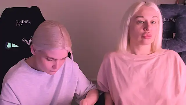 Snapshot of hotblonds chatting on 01/27/25, 05:26 hotblonds online show from 01/27/25, 05:26