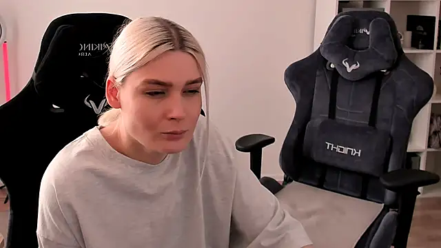 Snapshot of hotblonds chatting on 02/23/25, 01:21 hotblonds online show from 02/23/25, 01:21