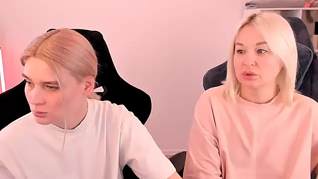 Snapshot of hotblonds chatting on 03/06/25, 10:52 hotblonds online show from 03/06/25, 10:52