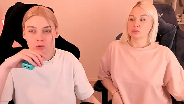 Snapshot of hotblonds chatting on 03/06/25, 03:45 hotblonds online show from 03/06/25, 03:45