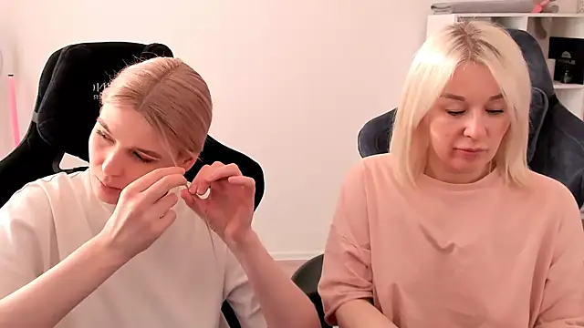 Snapshot of hotblonds chatting on 03/07/25, 02:01 hotblonds online show from 03/07/25, 02:01