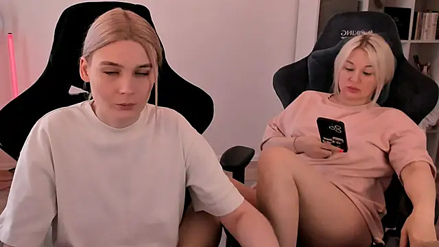 Snapshot of hotblonds chatting on 03/08/25, 10:00 hotblonds online show from 03/08/25, 10:00