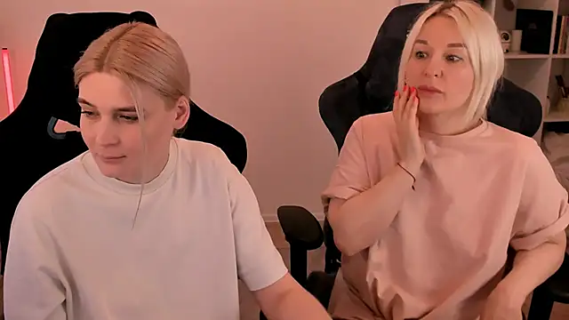 Snapshot of hotblonds chatting on 03/08/25, 02:30 hotblonds online show from 03/08/25, 02:30