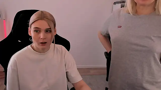 Snapshot of hotblonds chatting on 03/10/25, 10:15 hotblonds online show from 03/10/25, 10:15