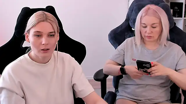 Snapshot of hotblonds chatting on 03/15/25, 10:03 hotblonds online show from 03/15/25, 10:03