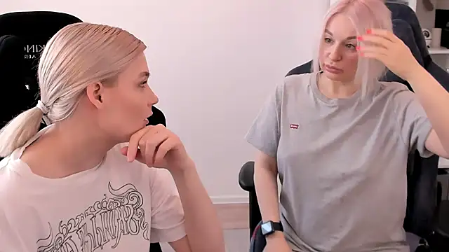 Snapshot of hotblonds chatting on 03/17/25, 10:17 hotblonds online show from 03/17/25, 10:17