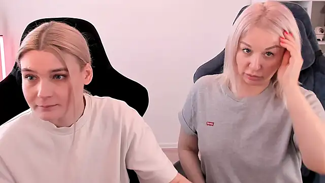 Snapshot of hotblonds chatting on 03/21/25, 10:39 hotblonds online show from 03/21/25, 10:39