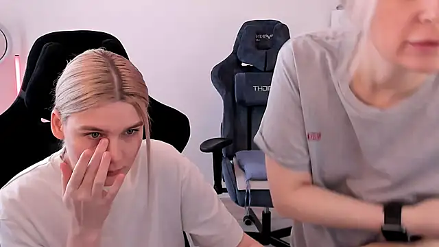 Snapshot of hotblonds chatting on 03/22/25, 10:06 hotblonds online show from 03/22/25, 10:06