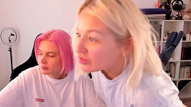 Snapshot of hotblonds chatting on 09/19/25, 10:38 hotblonds online show from 09/19/25, 10:38