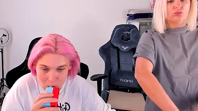 Snapshot of hotblonds chatting on 09/20/25, 10:27 hotblonds online show from 09/20/25, 10:27