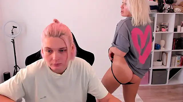 Snapshot of hotblonds chatting on 10/02/25, 10:44 hotblonds online show from 10/02/25, 10:44