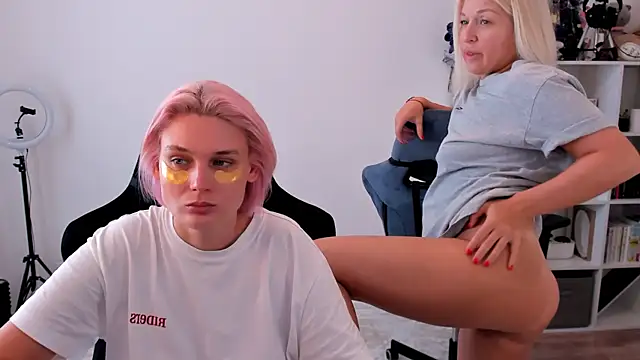 Snapshot of hotblonds chatting on 10/04/25, 10:13 hotblonds online show from 10/04/25, 10:13