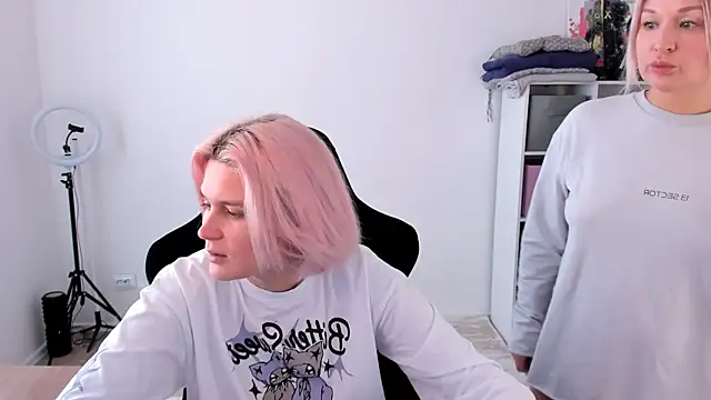 Snapshot of hotblonds chatting on 10/18/25, 10:16 hotblonds online show from 10/18/25, 10:16