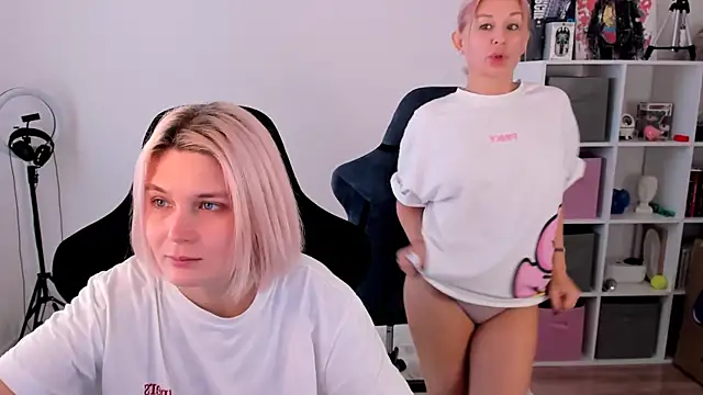 Snapshot of hotblonds chatting on 11/10/25, 11:09 hotblonds online show from 11/10/25, 11:09