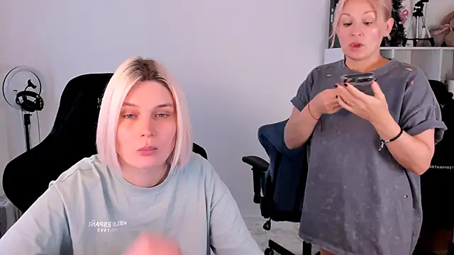 Snapshot of hotblonds chatting on 11/17/25, 10:10 hotblonds online show from 11/17/25, 10:10