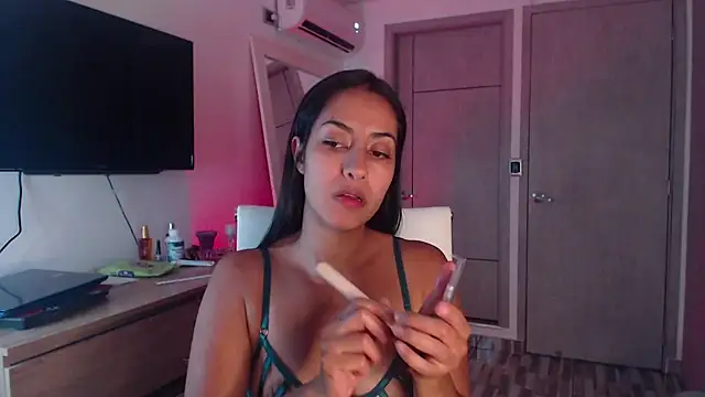 Snapshot of Brown_skin11 chatting on 10/14/25, 09:04 Brown skin11 online show from 10/14/25, 09:04