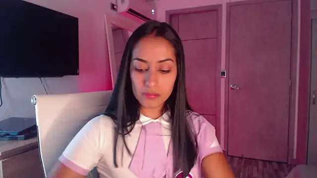 Snapshot of Brown_skin11 chatting on 10/31/25, 10:11 Brown skin11 online show from 10/31/25, 10:11