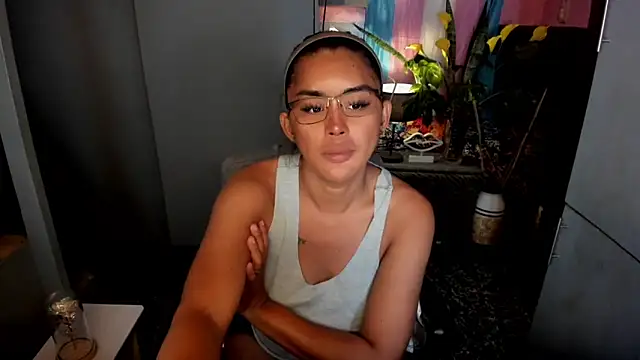 Snapshot of QuiinMollyXxX chatting on 03/08/26, 02:04 QuiinMollyXxX online show from 03/08/26, 02:04