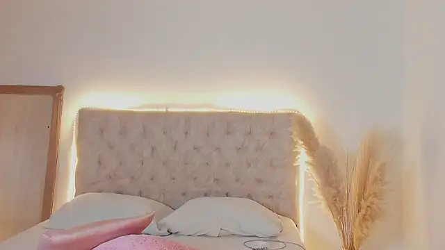 Snapshot of mariam_hill chatting on 09/17/25, 10:00 mariam hill online show from 09/17/25, 10:00