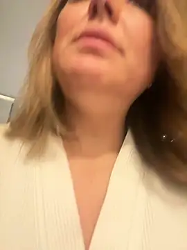 Snapshot of Emma_roqueen chatting on 03/18/26, 10:35 Emma roqueen online show from 03/18/26, 10:35