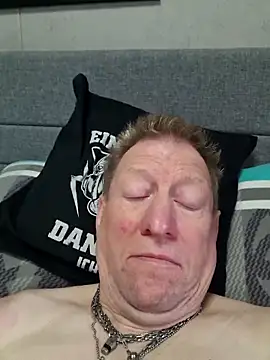 Snapshot of tomtom111111 chatting on 04/03/26, 02:04 tomtom111111 online show from 04/03/26, 02:04