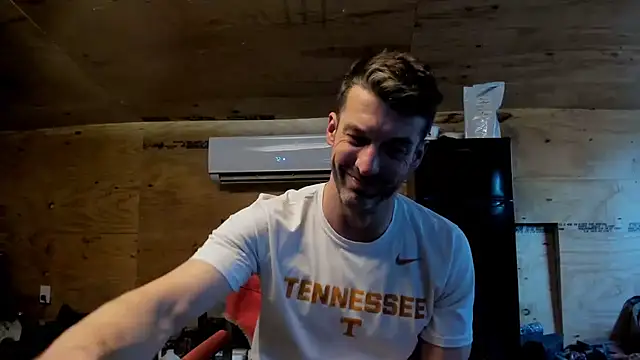 Snapshot of Kenny_Kyle chatting on 12/17/25, 08:37 Kenny Kyle online show from 12/17/25, 08:37