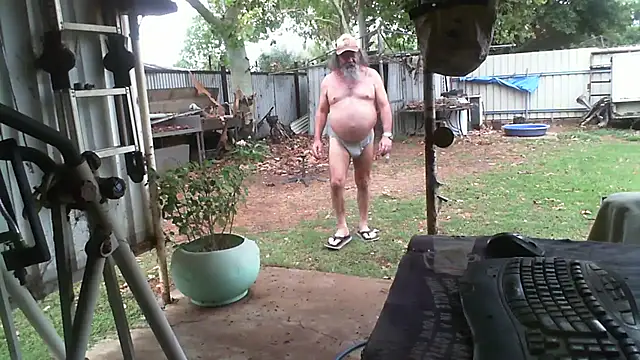 Snapshot of herbie010666 chatting on 11/15/25, 04:10 herbie010666 online show from 11/15/25, 04:10