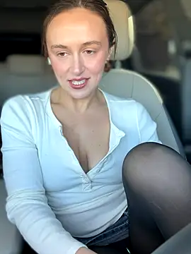 lunagirl13 online show from 10/31/25, 05:03