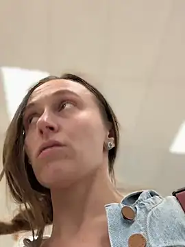 Snapshot of lunagirl13 chatting on 04/12/26, 02:16 lunagirl13 online show from 04/12/26, 02:16