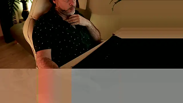 Snapshot of Sanders_White chatting on 12/12/24, 03:10 Sanders White online show from 12/12/24, 03:10