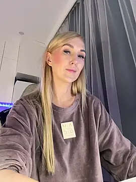 Snapshot of HotyPlays chatting on 01/28/25, 04:30 HotyPlays online show from 01/28/25, 04:30