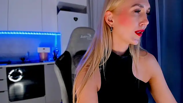 Snapshot of HotyPlays chatting on 01/28/25, 10:45 HotyPlays online show from 01/28/25, 10:45